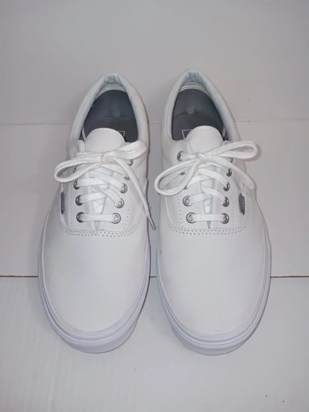 VANS MEN'S CLASSIC WHITE CANVAS SNEAKERS